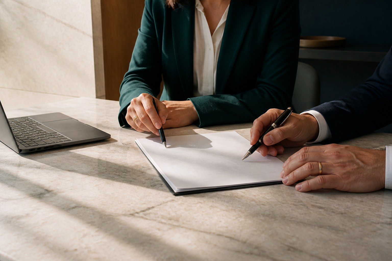 Profissionais analisando documentos durante consultoria jurídica